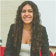 Studentessa impartisce ripetizioni per materie scientifiche